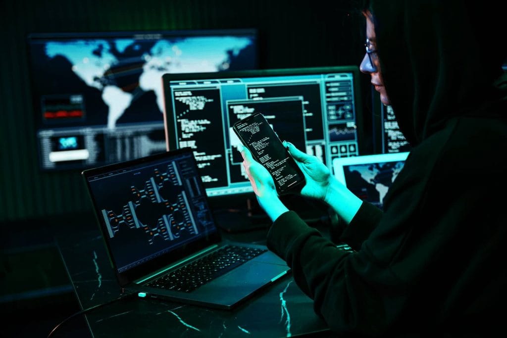 Fotografie stoc: mână interacționând cu un ecran digital