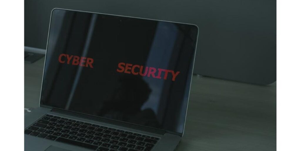 Laptop cu textul Cyber Security, simbolizand protectia antivirus si securitatea cibernetica