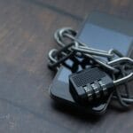 Smartphone securizat cu lacăt și lanț - simbol al securității GrapheneOS