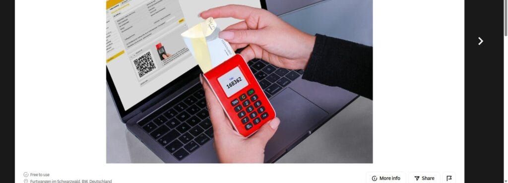 Dispozitiv de autentificare multi-factor (MFA) folosit alaturi de laptop pentru securizarea conturilor