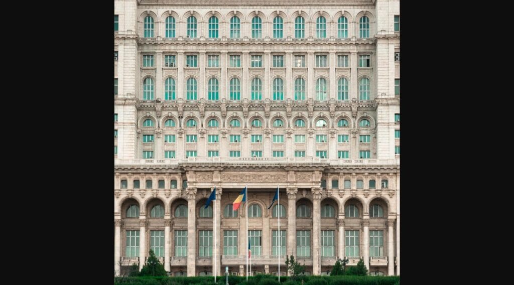 Palatul Parlamentului, sediu guvernamental, cu steagul României