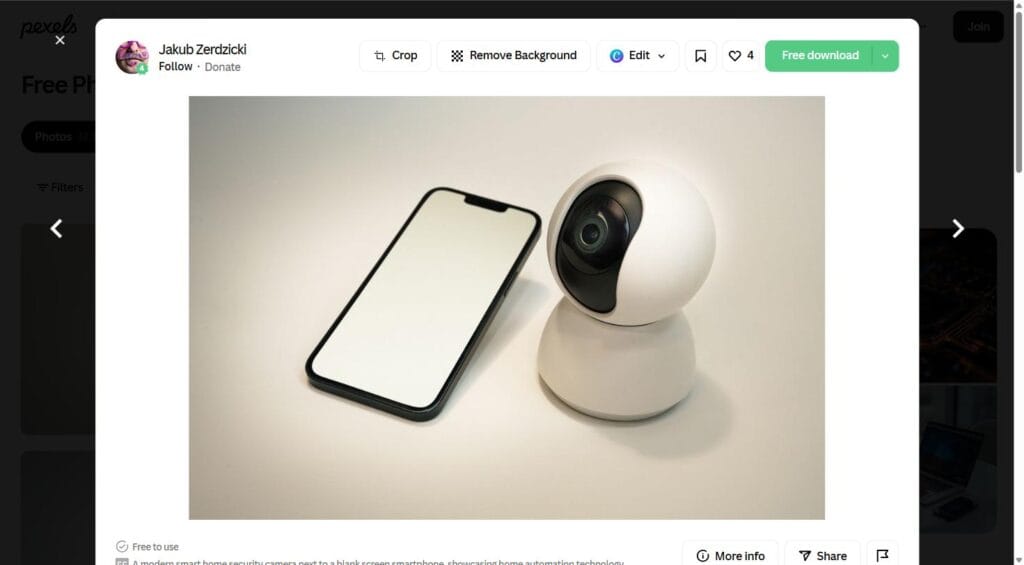 Telefon mobil lângă o cameră de supraveghere smart home, simbol al urmăririi comunicațiilor private