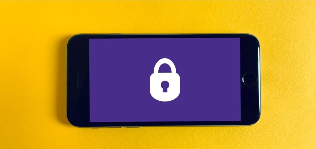 Telefon mobil cu lacăt digital pe ecran, simbolizând securitatea și interceptarea conversațiilor WhatsApp