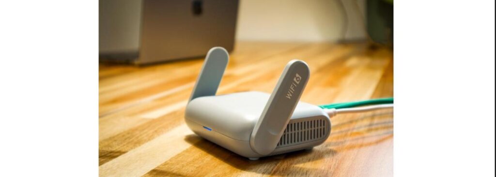 Router wifi conectat, simbolizand verificarea securitatii unui dispozitiv nou in retea
