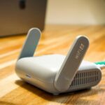Router wifi conectat, simbolizand verificarea securitatii unui dispozitiv nou in retea